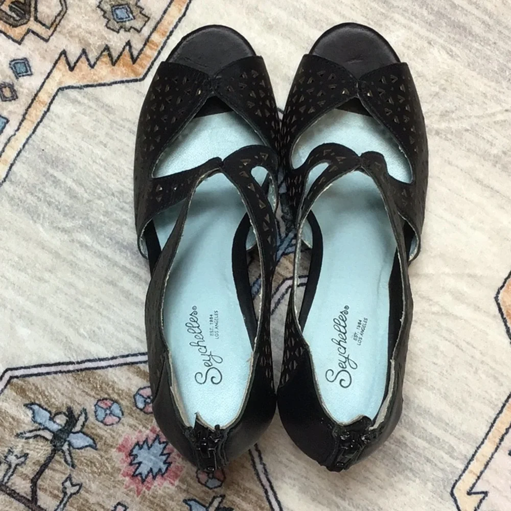 ๐ Seychelles Black Eyelet Leather Wedge Platform Sandals Sz.8.5 - Picture 10 of 10